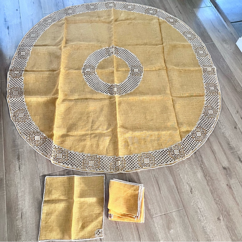 Vtg Beautiful Yellow‎ With White Lace Linen Round Tablecloth 69” & 8 PCs Napkins